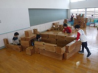 積み木で家を作っています
