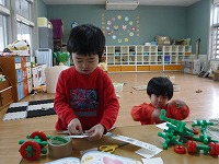 テープで貼って制作中です