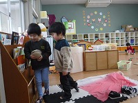 男の子２人でお話し中