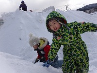 雪の上でバランスをとっている男の子