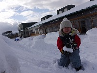 雪に足が埋まっても平気と言う男の子