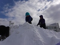 雪山の頂上に立っている男の子