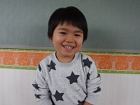 元気に幼稚園に来て遊ぶ