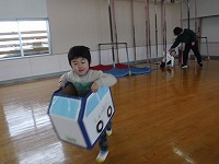 小道具の車に乗って走っています