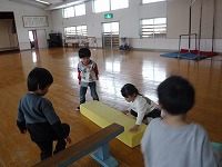 積み木で道をつなげています