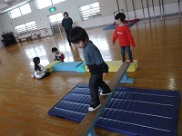 平均台を渡っています