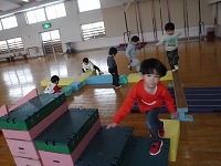 アスレチックで遊んでいます
