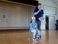 お家の方からのメッセージを読む先生