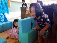 お化け屋敷を歩く子どもたち
