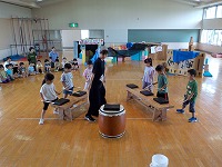 太鼓を叩いている子どもたち