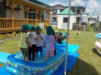 水遊びしている子どもたち
