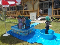 水遊びしている子どもたち