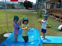 水遊びしている子どもたち