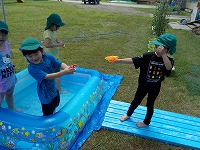 水遊びしている子どもたち