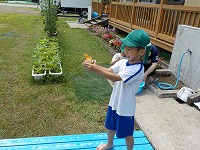 水鉄砲をしている男の子