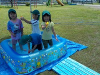 水遊びしている子どもたち
