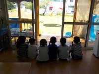 子どもたちの後ろ姿