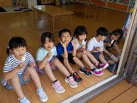 アイスを食べている子どもたち