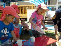 遊んだ後はイスに水をかけてきれいにします