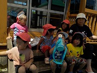 皆で水分補給をしています