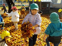 落ち葉をもつこども