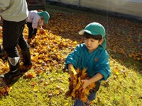 落ち葉をもつこども