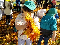 落ち葉をもつこども