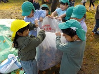 みんなで袋をもっている