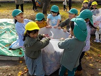 みんなで袋をもっている