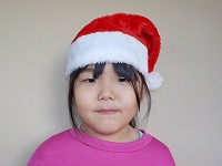 サンタ帽子をかぶるこども