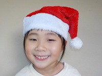 サンタ帽子をかぶるこども