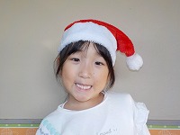 サンタ帽子をかぶるこども