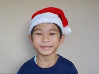 サンタ帽子をかぶるこども