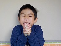 お願い事をするこども