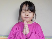 お願い事をするこども