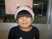サンタ帽子をかぶるこども