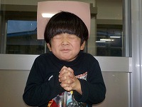 お願い事をするこども