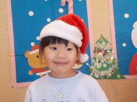 サンタ帽子をかぶるこども