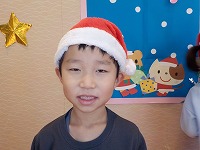 サンタ帽子をかぶるこども