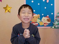 お願い事をするこども