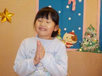 お願い事をするこども