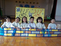 温泉に入っている真似をするこどもたち