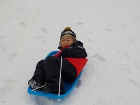 そりをするこども