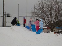 雪山に登るこどもたち