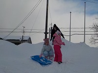 そりをするこどもたち