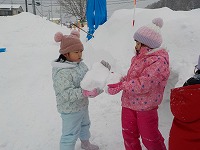 雪遊びをする女の子たち