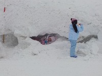 穴に入る子ども