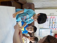 いちごを食べる男の子