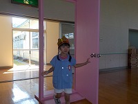 入場する女の子