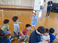 お祝いする子ども達